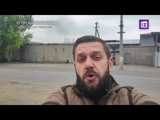 Возгорание в Луганске, где пострадали пять сотрудников нефтебазы, продолжают ликвидировать, сообщил корреспондент Известий Его