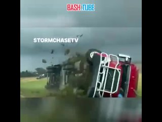 Мощный торнадо снёс фуру и протащил её по дороге в США