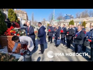 Экс-президент Молдавии Игорь Додон вместе с соратниками из партии социалистов у российского посольства почтил память жертв терак