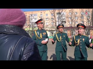 Военнослужащие ЦВО поздравили медиков и местных жительниц Донбасса с Международным женским днем