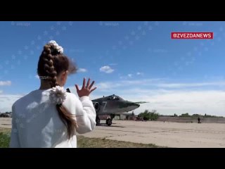 Маша из ДНР каждый день встречает самолеты ВКС России с флагом.  Источник