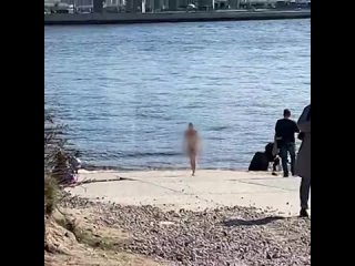1_Голая девушка прыгнула в воду с Яхтенного моста (высотой 19 м), убегая от полицейских..mp4