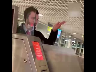 Злоупотребление властью в аэропорту - сотрудник лишен работы после разоблачительного видео