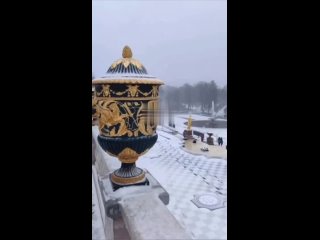 Снег и фонтаны сегодня в Петергофе. Очень необычно.k