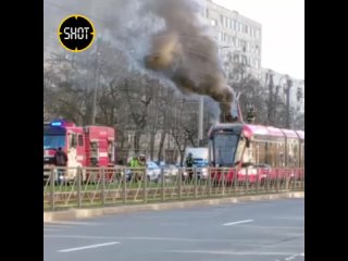Трамвай загорелся на ходу в Санкт-Петербурге. Пассажиры в страхе выбегали из вагонов