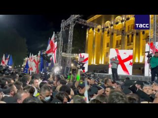 Clashes between protesters and police near the Georgian parliament