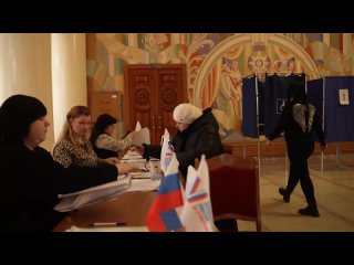 Второй день выборов президента РФ начался с открытия избирательных участков в 8 утра. Заметно высокий интерес избирателей из ЛНР