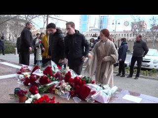 🇦🇿 🇷🇺 Жители Баку несут цветы к зданию посольства России в Азербайджане.