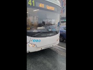 В Чебоксарах водитель автобуса заблокировал троллейбус