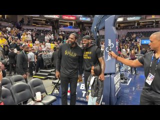 LeBron James and former teammate Greg Oden having a little chat ahead of the Lakers-Pacers game