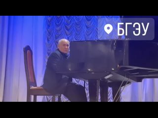 Народный артист Белоруссии спел Любимку для студентов