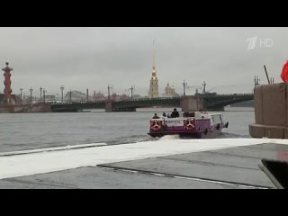 В Петербурге с Дворцовой набережной вышли прогулочные катера и трамвайчики