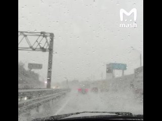 Ливень, град и та самая альтушечка, которая зазывает скуфа колесом на детской площадке в Москве.    Росгидрометцентр... (видео)
