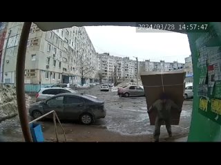 В соседней Башкирии курьер прислонил коробку к бетонной стене у подъезда, и стена рухнула