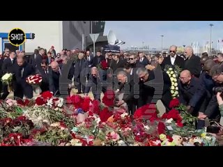 Послы и сотрудники иностранных дипмиссий в России возложили венки и цветы в память о жертвах теракта в “Крокусе“