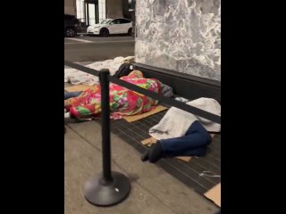 Нью-Йорк времен Байдена: соцсети облетели кадры с бездомными мигрантами, спящими под стенами когда-то одного из самых фешенебель