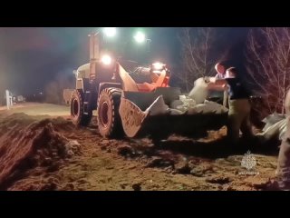 В Кургане спасатели МЧС России проводят берегоукрепительные работы    Уровень воды растет и уже достигает отметки 10... (видео)