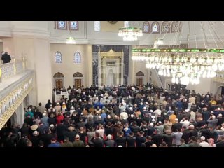 В Соборной мечети Крыма проходит праздничный намаз. Кадрами делится наш корреспондент