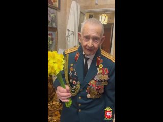 Сотрудники МВД по Республике Крым поздравили ветерана Великой Отечественной войны и органов внутренних дел с 99-летием28 марта
