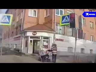 Видео момента ДТП в Костроме, где иномарка впечатала в стену дома коляску с ребенком  Из съемки авто