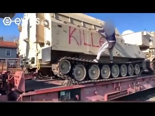 В Греции коммунисты развернули поезд с танками США
