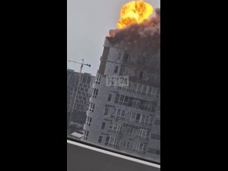 Жильцы соседнего с горящей многоэтажкой дома в Краснодаре сняли очень эмоциональное видео-реакцию на пожар