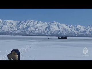 Трагедией едва не закончилась для снегоходчика прогулка по озеру Нерпичье на Камчатке