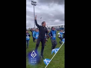 Сэм Хьюэн исполняет танец горцев на играх MPC 2024.