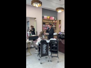 Vídeo de VlasStudio | Студия красоты и наращивания волос