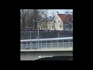 Жители эстонской Нарвы пришли на набережную, чтобы хотя бы через реку посмотреть концерт в честь Дня Победы (480p).mp4