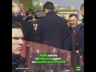 Putin estrecha la mano a veteranos antes del desfile del Da de la Victoria