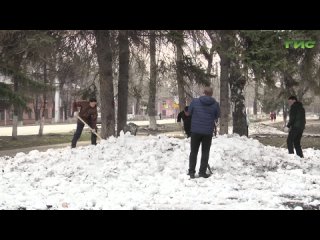 В самарских скверах и парках прошли первые субботники