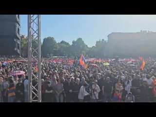 В Армении жарко - в центре Еревана собрались десятки тысяч митингующих 2