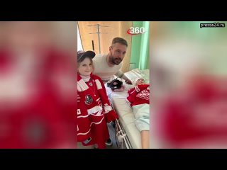 Российские хоккеисты поддержали восьмилетнего Илью — мальчика на полной скорости сбили террористы, у
