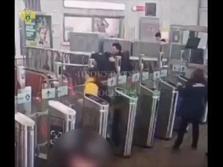 ️30-летний мужчина, не желая оплачивать проезд в московском метро, попытался пройти на станцию метро «Шаболовская» бесплатно, за