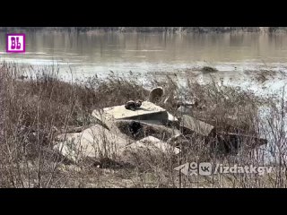 ️ Вода ушла с набережной Оки в Калуге, а коммунальщики очищают территорию от мусора