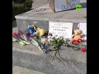 Стихийный мемориал в Мариуполе в память о жертвах теракта в подмосковном «Крокус Сити Холле»