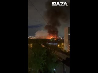 На востоке Москвы горит здание завода по производству искусственного камня. Площадь пожара составляет 2500 квадратных метров