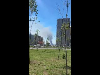 Большой столб дыма от пожара засняли в районе ТЭЦОгонь довольно сильно разгорелся, по словам очевидцев.