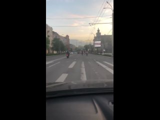 В центре Ростова юные мотоциклисты создают аварийные ситуации на Большой Садовой, исполняя опасные трюки для участников... (видео)