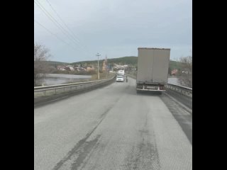 Сегодня на Полевском тракте пробка растянулась на 14 километров  от Горного Щита до КургановоПричина  ремонт моста через рек