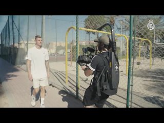 Basketball, sun & a ROBOT DOG! _ Toni Kroos in