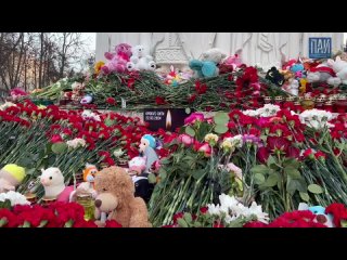 В эти минуты несколько десятков молодых людей, жители Пскова, которые просто оказались рядом с стихийным мемориалом в память пог