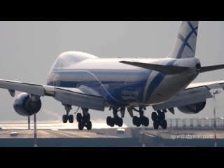 Грузовой Боинг 747 авиакомпании AirBridgeCargo приземляется в аэропорту Шереметьево.