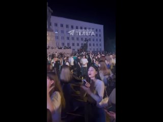 Так школьники зажигали сегодня на площади Ленина под песни своей любимой звезды