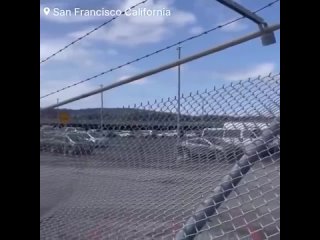 Самолет United Airlines, вылетевший из Сан-Франциско (Калифорния) был вынужден экстренно сесть в Лос-Анджелесе из-за колеса, отл