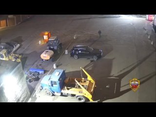 Мужчина в центре Москвы угнал трактор с прицепом и уехал в Бутово.