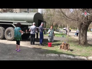 Военнослужащие Ясненского ракетного соединения доставляют воду жителям Оренбуржья