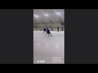 Даня Милохин в Казахстане сыграл в хоккей и забросил шайбу