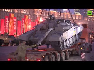 Трофейные немецкий и украинский танки привезли на Поклонную гору в Москве